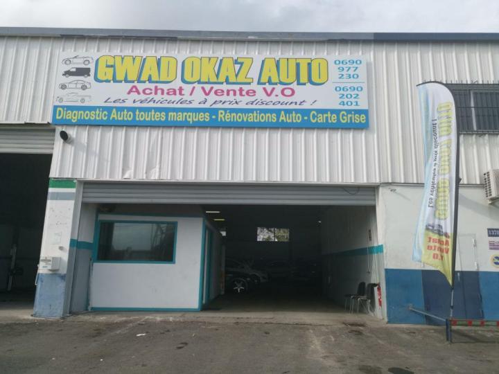 Nos mécaniciens prennent soin de votre voiture dans notre garage.